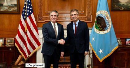 השר אלי כהן עם המזכיר דאג ברגם