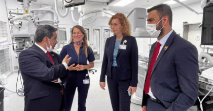 אנשים עומדים