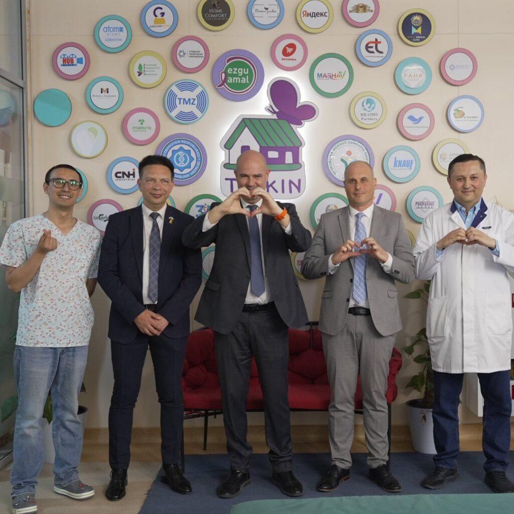 יו"ר הכנסת אמיר אוחנה, מש"ב, נציגי משרד הבריאות האוזבקי ונציגי הארגון המקומי אזגו אמל