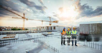 עובדים באתר בנייה, עוטים ציוד מגן ודנים בשלב הבנייה הבא