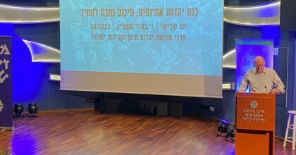 איש עומד ליד פודיום