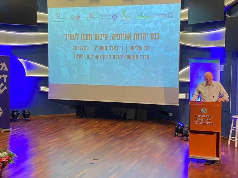 איש עומד ליד פודיום